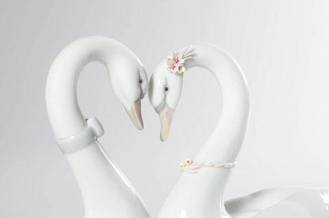 LLADRÓ Endless Love Swans Figurine. Porcelain Swan Figure.