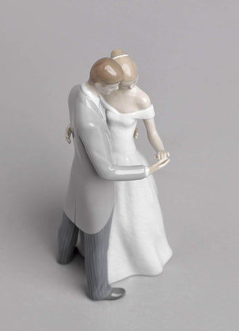 LLADRÓ Together Forever Couple Figurine. Porcelain Bride and Groom Figure.