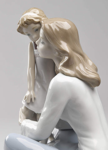 LLADRÓ Mommy's Little Girl Mother Figurine. Porcelain Mother Figure.